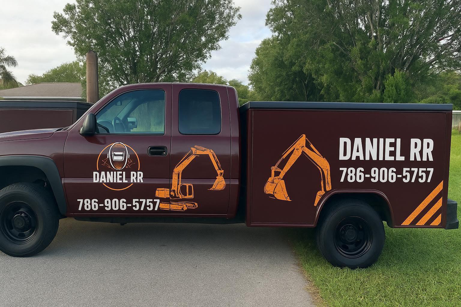 Unidad móvil de servicio Daniel RR Truck LLC rotulada (786) 906-5757 para mandrinado y soldadura en Florida